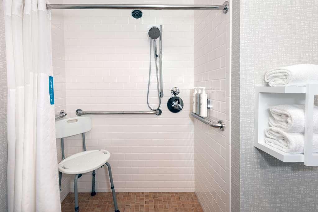 Hampton Inn Coventry-Warwick Area Room photo